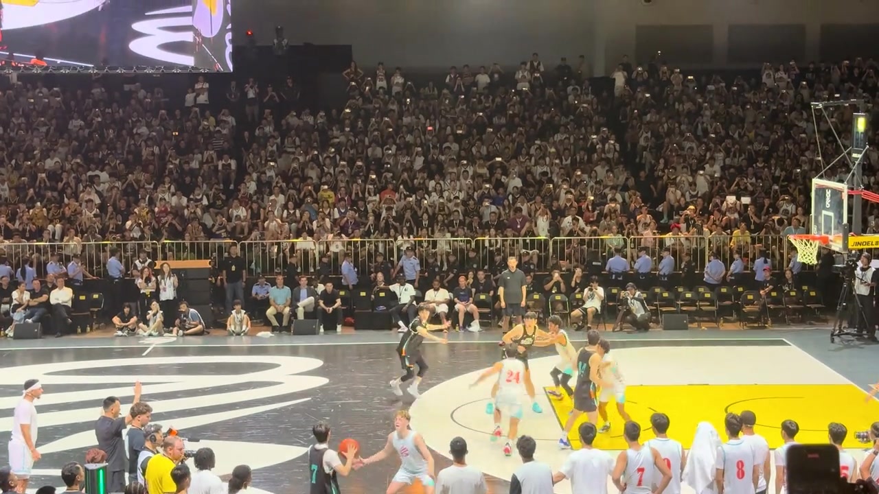 AUBL队以三分压哨球绝杀库里队，上演以其人之道还治其人之身！